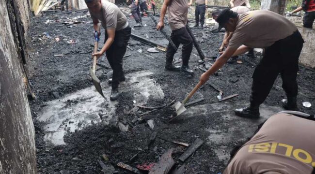 Puing Kebakaran Dibersihkan, Polisi Turun Tangan Bantu Warga