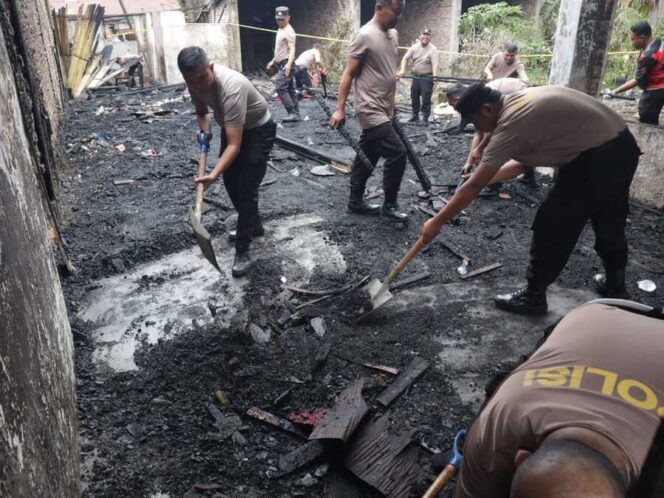 
					Puing Kebakaran Dibersihkan, Polisi Turun Tangan Bantu Warga