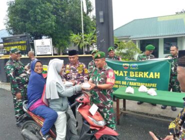 Koramil 08/Rantauprapat  melalui kegiatan Jumat Berkah dengan membagikan 250 nasi kotak kepada tukang becak dan warga di sekitar Makoramil