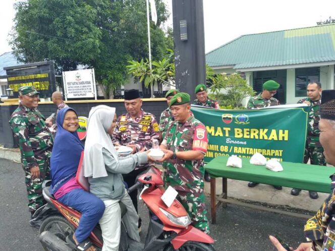 
					Koramil 08/Rantauprapat  melalui kegiatan Jumat Berkah dengan membagikan 250 nasi kotak kepada tukang becak dan warga di sekitar Makoramil