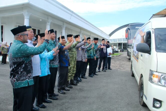 
					Wakil Bupati Labuhanbatu H. Jamri ST secara resmi melepas 45 peserta Kafilah MTQ Kabupaten Labuhanbatu menuju MTQ Tingkat Provinsi Sumatera Utara ke-40 Tahun 2026