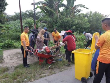 Kegiatan berupa gotong royong dan pembersihan lingkungan di Kecamatan Rantau Utara melibatkan personel Polri, Dinas Lingkungan Hidup, serta masyarakat sebagai bentuk kepedulian terhadap kebersihan dan kesehatan lingkungan
