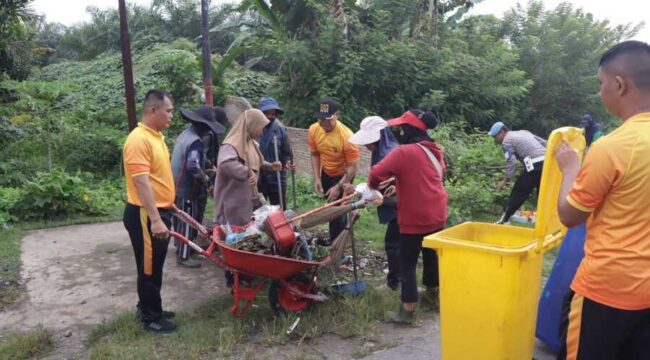 Kegiatan berupa gotong royong dan pembersihan lingkungan di Kecamatan Rantau Utara melibatkan personel Polri, Dinas Lingkungan Hidup, serta masyarakat sebagai bentuk kepedulian terhadap kebersihan dan kesehatan lingkungan