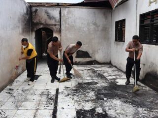 Polres Labuhanbatu Aksi kemanusiaan berupa pembersihan puing-puing pasca kebakaran