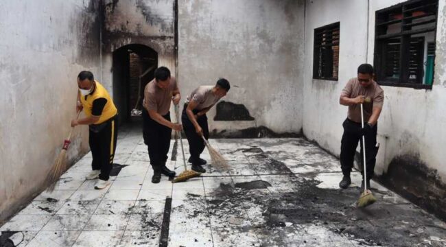Polres Labuhanbatu Aksi kemanusiaan berupa pembersihan puing-puing pasca kebakaran