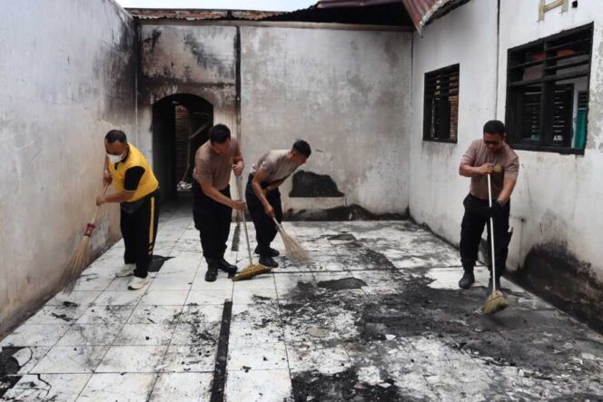 
					Polres Labuhanbatu Aksi kemanusiaan berupa pembersihan puing-puing pasca kebakaran