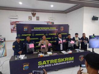 Ungkap kasus pembakaran Barbershop Pleasure Dalam konferensi pers yang digelar di Mapolres Labuhanbatu, Sabtu (13/06/2026)