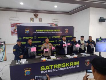 Ungkap kasus pembakaran Barbershop Pleasure Dalam konferensi pers yang digelar di Mapolres Labuhanbatu, Sabtu (13/06/2026)