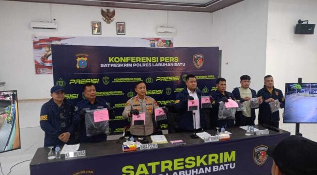 Ungkap kasus pembakaran Barbershop Pleasure Dalam konferensi pers yang digelar di Mapolres Labuhanbatu, Sabtu (13/06/2026)