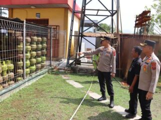 Kapolres Labuhanbatu AKBP Wahyu Endrajaya bersama jajaran melakukan pengecekan stok BBM sekaligus memantau antrean kendaraan di sejumlah SPBU di Rantauprapat