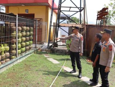 Kapolres Labuhanbatu AKBP Wahyu Endrajaya bersama jajaran melakukan pengecekan stok BBM sekaligus memantau antrean kendaraan di sejumlah SPBU di Rantauprapat