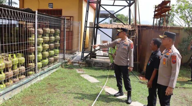 Kapolres Labuhanbatu AKBP Wahyu Endrajaya bersama jajaran melakukan pengecekan stok BBM sekaligus memantau antrean kendaraan di sejumlah SPBU di Rantauprapat
