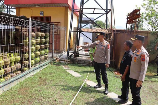 
					Kapolres Labuhanbatu AKBP Wahyu Endrajaya bersama jajaran melakukan pengecekan stok BBM sekaligus memantau antrean kendaraan di sejumlah SPBU di Rantauprapat
