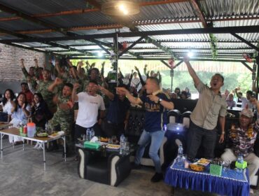Kasdim 0209/LB Bikin Suasana Berbeda, Nobar Piala Dunia Penuh Keakraban