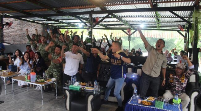 Kasdim 0209/LB Bikin Suasana Berbeda, Nobar Piala Dunia Penuh Keakraban