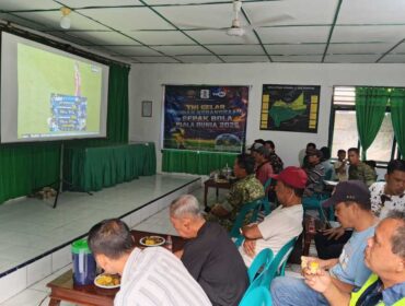 Suasana penuh keakraban terlihat di Aula Koramil 01/Aek Kanopan saat personel TNI dan masyarakat berkumpul menyaksikan pertandingan Piala Dunia 2026