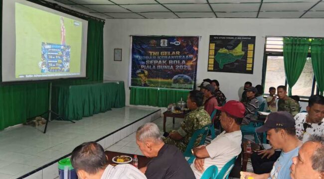 Suasana penuh keakraban terlihat di Aula Koramil 01/Aek Kanopan saat personel TNI dan masyarakat berkumpul menyaksikan pertandingan Piala Dunia 2026