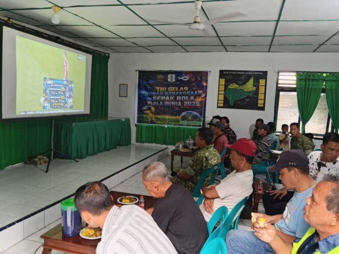 
					Suasana penuh keakraban terlihat di Aula Koramil 01/Aek Kanopan saat personel TNI dan masyarakat berkumpul menyaksikan pertandingan Piala Dunia 2026