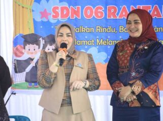 Ny. Hj. Wan Juma Sari Dewi menghadiri pentas seni dan pelepasan siswa SDN 6 Rantau Utara. Dalam kesempatan itu, beliau memberikan motivasi kepada lulusan agar menjadi generasi emas Labuhanbatu