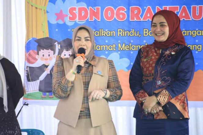 
					Ny. Hj. Wan Juma Sari Dewi menghadiri pentas seni dan pelepasan siswa SDN 6 Rantau Utara. Dalam kesempatan itu, beliau memberikan motivasi kepada lulusan agar menjadi generasi emas Labuhanbatu