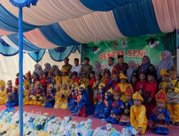 Ketua Yayasan Pendidikan Islam Zulfadly, Fadli Imam Syahputra, melepas langsung 43 siswa yang telah menyelesaikan pendidikan tingkat Raudhatul Athfal dan siap melanjutkan ke jenjang berikutnya