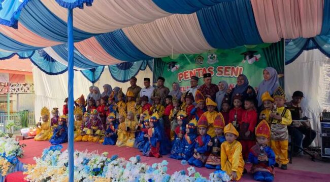 Ketua Yayasan Pendidikan Islam Zulfadly, Fadli Imam Syahputra, melepas langsung 43 siswa yang telah menyelesaikan pendidikan tingkat Raudhatul Athfal dan siap melanjutkan ke jenjang berikutnya