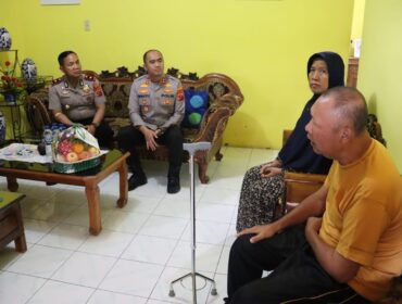 Jelang HUT Bhayangkara ke-80 Tahun 2026, Kapolres Labuhanbatu AKBP Wahyu Endrajaya bersama jajaran melaksanakan anjangsana kepada personel yang sedang sakit