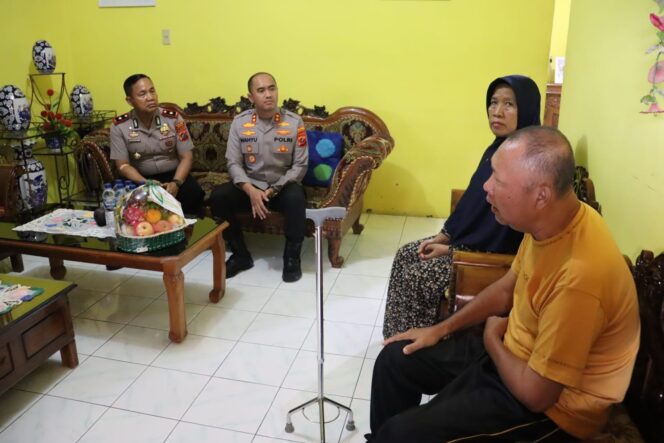 
					Jelang HUT Bhayangkara ke-80 Tahun 2026, Kapolres Labuhanbatu AKBP Wahyu Endrajaya bersama jajaran melaksanakan anjangsana kepada personel yang sedang sakit