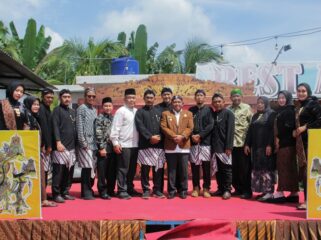 Wakil Bupati Labuhanbatu H. Jamri ST, bersama Kelompok Tani Karya Mandiri, masyarakat Desa Kampung Baru tokoh adat Jawa, dan unsur pemerintah daerah