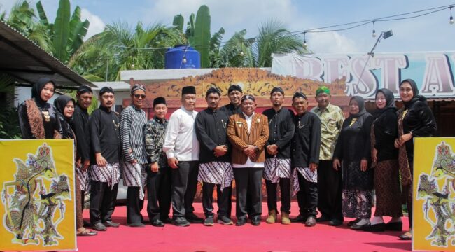Wakil Bupati Labuhanbatu H. Jamri ST, bersama Kelompok Tani Karya Mandiri, masyarakat Desa Kampung Baru tokoh adat Jawa, dan unsur pemerintah daerah