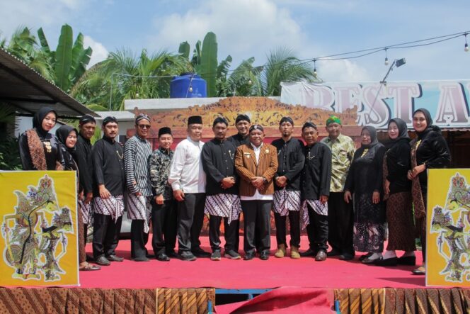 
					Wakil Bupati Labuhanbatu H. Jamri ST, bersama Kelompok Tani Karya Mandiri, masyarakat Desa Kampung Baru tokoh adat Jawa, dan unsur pemerintah daerah