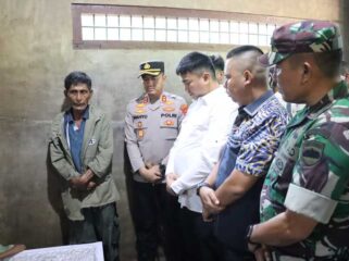 Kapolres Labuhanbatu AKBP Wahyu Endrajaya bersama Forkopimda Labuhanbatu Utara menunjukkan kepedulian kepada keluarga korban yang meninggal dunia di wilayah Kualuh Hulu