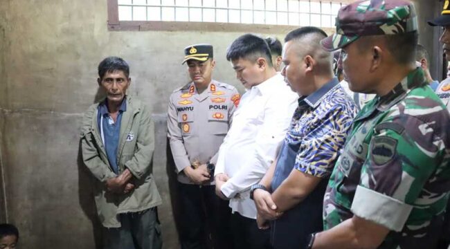 Kapolres Labuhanbatu AKBP Wahyu Endrajaya bersama Forkopimda Labuhanbatu Utara menunjukkan kepedulian kepada keluarga korban yang meninggal dunia di wilayah Kualuh Hulu