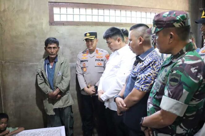 
					Kapolres Labuhanbatu AKBP Wahyu Endrajaya bersama Forkopimda Labuhanbatu Utara menunjukkan kepedulian kepada keluarga korban yang meninggal dunia di wilayah Kualuh Hulu