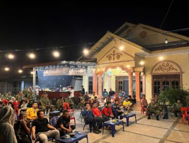 Suasana penuh keakraban terlihat saat Koramil 10/Tanjung Medan menggelar nonton bareng Piala Dunia 2026 bersama masyarakat di Cafe Mattoa, Desa Tanjung Medan