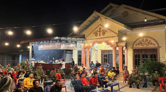 Suasana penuh keakraban terlihat saat Koramil 10/Tanjung Medan menggelar nonton bareng Piala Dunia 2026 bersama masyarakat di Cafe Mattoa, Desa Tanjung Medan