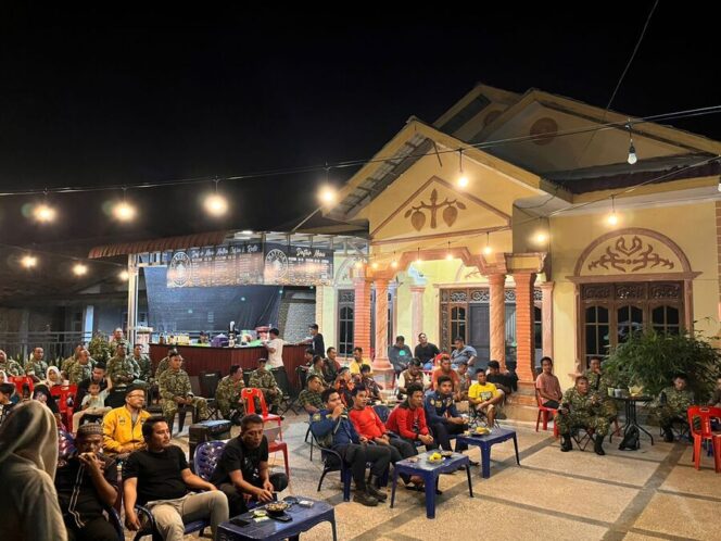 
					Suasana penuh keakraban terlihat saat Koramil 10/Tanjung Medan menggelar nonton bareng Piala Dunia 2026 bersama masyarakat di Cafe Mattoa, Desa Tanjung Medan