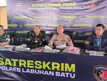 Tampak hadir pada Konferensi pers yang digelar di Mapolres Labuhanbatu, Sabtu (20/06/2026), Kapolres Labuhanbatu AKBP Wahyu Endrajaya, S.I.K., M.Si., Dandim 0209/Labuhanbatu Letkol Kav Hanung Kaptiaji, S.Sos., M.I.P.,  didampingi Kasat Reskrim AKP M. Jihad Fajar Balman, S.Tr.K., S.I.K., dan Dansubdenpom 1/5 Rantauprapat Kapten CPM Rudi Simorangkir 