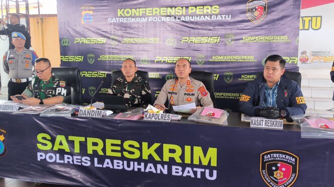 
					Tampak hadir pada Konferensi pers yang digelar di Mapolres Labuhanbatu, Sabtu (20/06/2026), Kapolres Labuhanbatu AKBP Wahyu Endrajaya, S.I.K., M.Si., Dandim 0209/Labuhanbatu Letkol Kav Hanung Kaptiaji, S.Sos., M.I.P.,  didampingi Kasat Reskrim AKP M. Jihad Fajar Balman, S.Tr.K., S.I.K., dan Dansubdenpom 1/5 Rantauprapat Kapten CPM Rudi Simorangkir 