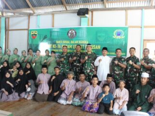 Dandim Letkol Kav Hanung Kaptiaji bersama jajaran menyalurkan bantuan kepada anak-anak yatim di Panti Asuhan Tunas Bangsa