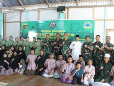 Dandim Letkol Kav Hanung Kaptiaji bersama jajaran menyalurkan bantuan kepada anak-anak yatim di Panti Asuhan Tunas Bangsa