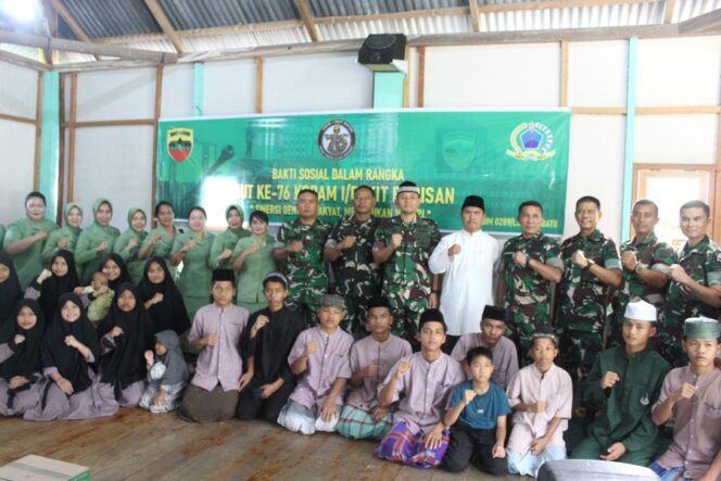 
					Dandim Letkol Kav Hanung Kaptiaji bersama jajaran menyalurkan bantuan kepada anak-anak yatim di Panti Asuhan Tunas Bangsa