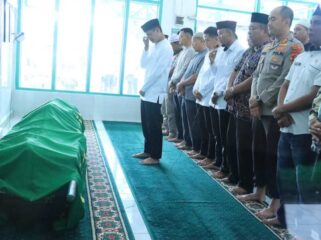 Kapolres Labuhanbatu AKBP Wahyu Endrajaya, S.I.K., M.Si., bersama jajaran turut ikut pelaksanaan salat jenazah di Masjid Baiturrahman 
