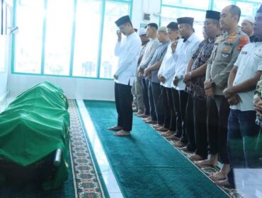 Kapolres Labuhanbatu AKBP Wahyu Endrajaya, S.I.K., M.Si., bersama jajaran turut ikut pelaksanaan salat jenazah di Masjid Baiturrahman 
