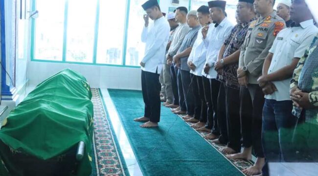 Kapolres Labuhanbatu AKBP Wahyu Endrajaya, S.I.K., M.Si., bersama jajaran turut ikut pelaksanaan salat jenazah di Masjid Baiturrahman 
