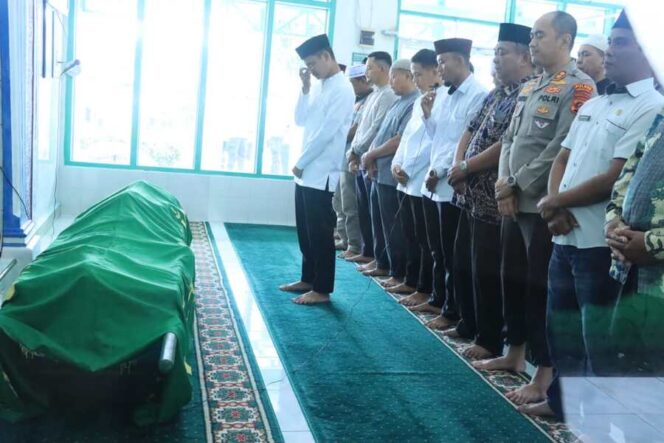 
					Kapolres Labuhanbatu AKBP Wahyu Endrajaya, S.I.K., M.Si., bersama jajaran turut ikut pelaksanaan salat jenazah di Masjid Baiturrahman 
