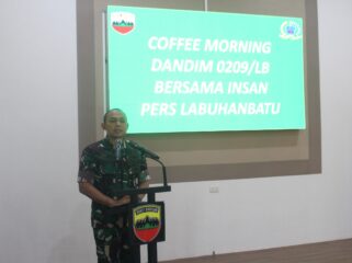 Dandim 0209/Labuhanbatu Letkol Kav Hanung Kaptiaji saat memaparkan kepada rekan-rekan wartawan terkait perkembangan kasus Agrinas, narkoba serta polemik lembu viral yang melibatkan pihak MS dan J, di Aula Makodim Serbaguna, Minggu (28/06/2026)
