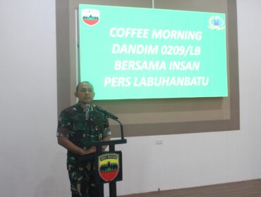 Dandim 0209/Labuhanbatu Letkol Kav Hanung Kaptiaji saat memaparkan kepada rekan-rekan wartawan terkait perkembangan kasus Agrinas, narkoba serta polemik lembu viral yang melibatkan pihak MS dan J, di Aula Makodim Serbaguna, Minggu (28/06/2026)