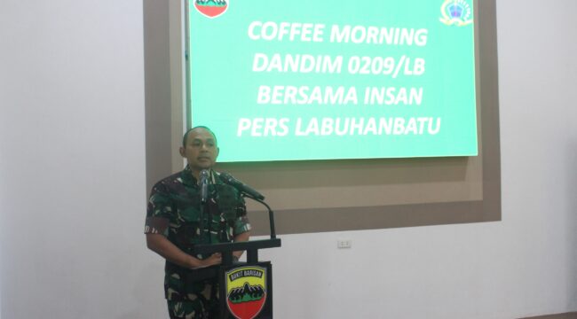 Dandim 0209/Labuhanbatu Letkol Kav Hanung Kaptiaji saat memaparkan kepada rekan-rekan wartawan terkait perkembangan kasus Agrinas, narkoba serta polemik lembu viral yang melibatkan pihak MS dan J, di Aula Makodim Serbaguna, Minggu (28/06/2026)