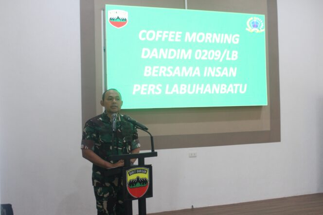 
					Dandim 0209/Labuhanbatu Letkol Kav Hanung Kaptiaji saat memaparkan kepada rekan-rekan wartawan terkait perkembangan kasus Agrinas, narkoba serta polemik lembu viral yang melibatkan pihak MS dan J, di Aula Makodim Serbaguna, Minggu (28/06/2026)